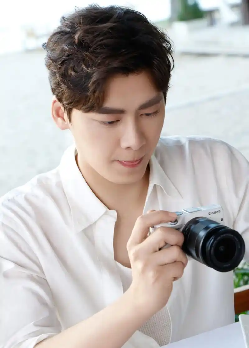 "国民校草"李易峰,自拍嘟嘴卖萌太可爱,网友:无公害大男孩