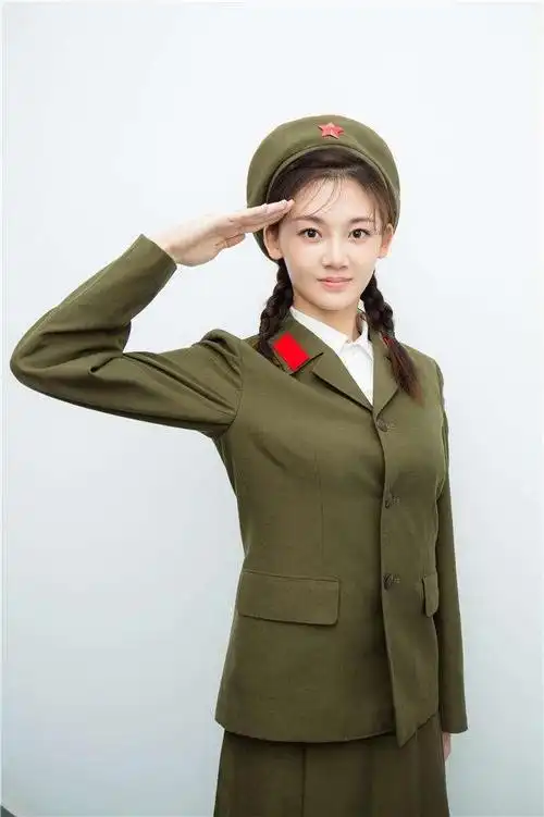 《芳华》女主角苗苗 军装帅气亮相上影节
