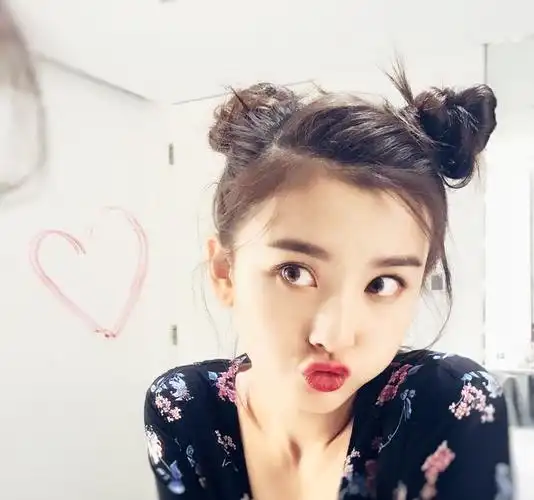 马尾辫的升级版,万年不退流行的丸子头也是妈妈最爱发型中的一款.