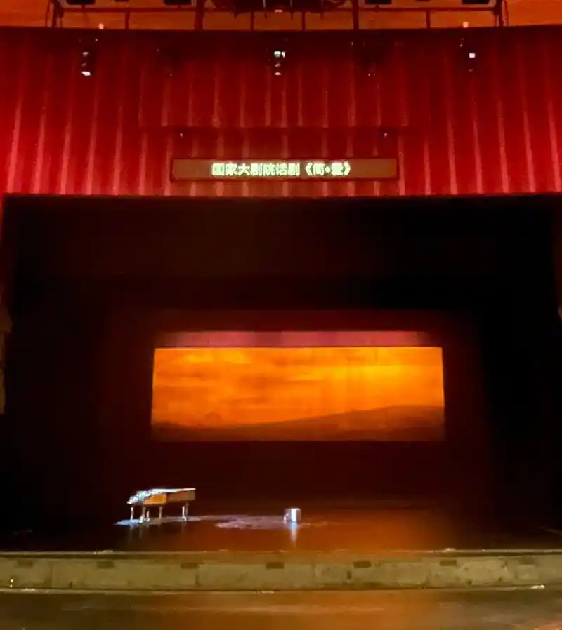 话剧"简爱"的舞美,和近70岁的濮存昕是看点. - 抖音