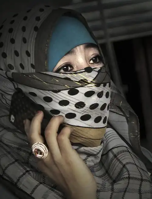 上一页 下一页 作品名称: 遮不住的美_1024x  作品描述: 街头新疆美女