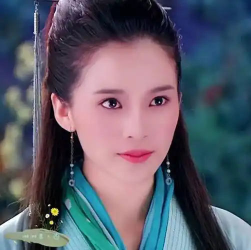 于正版《神雕侠侣》中,她是黄药师的关门女弟子"程英";虽说是戏红人不