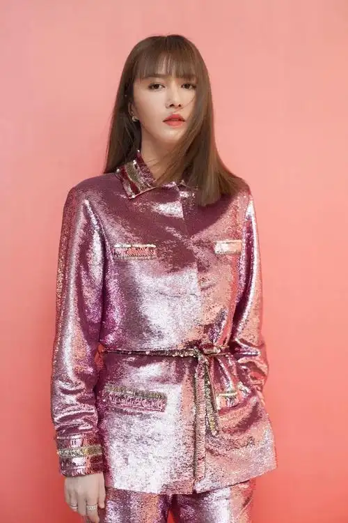 组图:谭维维春晚造型曝光 身穿粉色亮片套装干练时尚