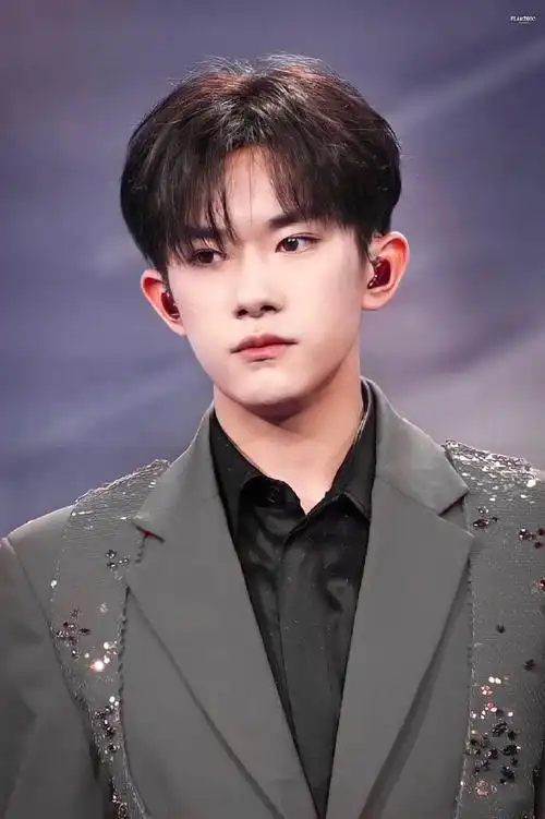 好帅气的崽@tfboys-易烊千玺#易烊千玺电影小小的我##四字 易烊千玺