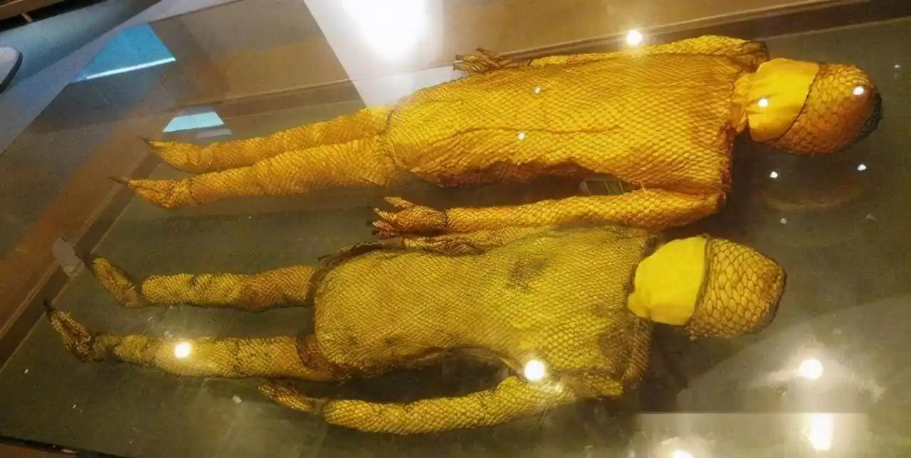 原创内蒙古千年女尸18岁少女与舅舅合葬二人脸上带着金面具