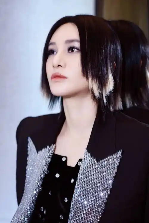 第十八届中国长春电影节##电子唱作人尚雯婕##尚雯婕为万里归途颁发