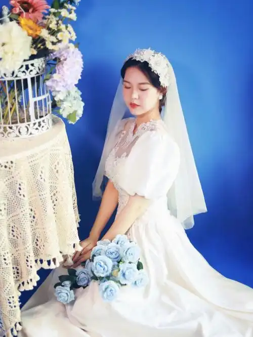 女孩子一定要去拍一组单人复古婚纱照