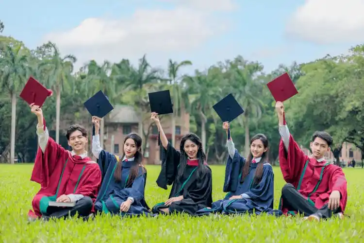 大学四年的家爽朗的笑声,飞扬的青春在这里尽情挥洒着一袭端庄学位服