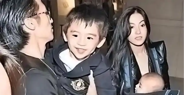 王菲比张柏芝大10岁其中有个小细节暴露她不愧是谢霆锋的真爱