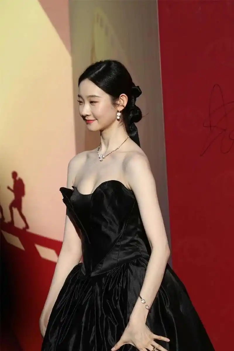 张艺凡身穿黑色深v礼服,完美的展现了性感的身材