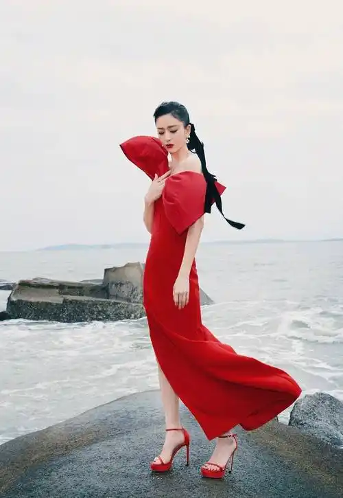 原创佟丽娅不愧是会跳舞的人身穿红色连衣裙凹造型气质到骨子里