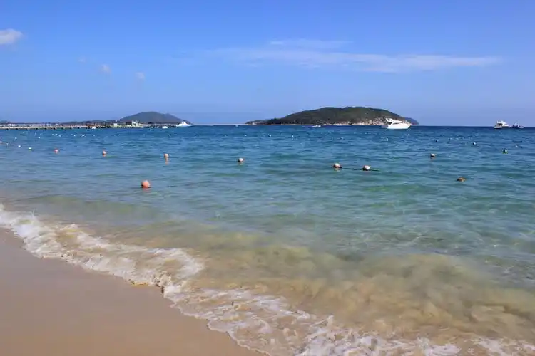 是三亚海湾中离市中心最近的一个湾,它三面环山,一面大海