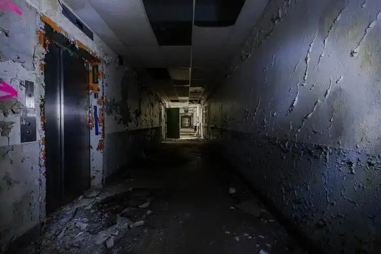 在废弃的医院老走廊