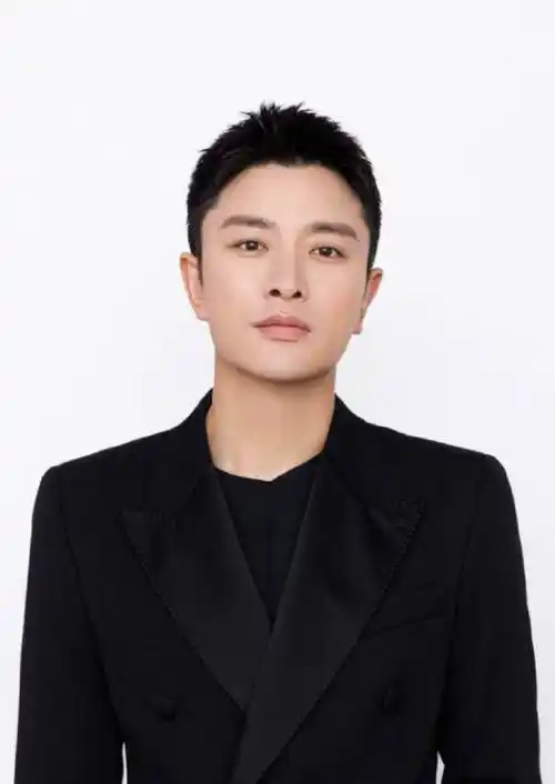 38岁贾乃亮确诊新冠!高烧39.5度仍直播带货,自称差点死掉太夸张|贾乃