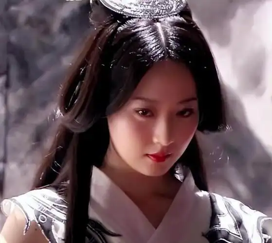 2010年,白冰凭借着《神话》这部剧,尝到了什么叫大红大紫的味道.