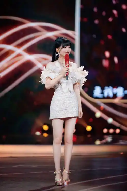 赖美云身材比例出众 细腰长腿抢眼又抢镜