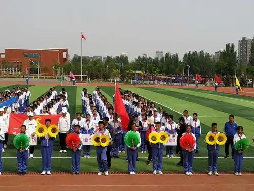 在阳光明媚的春天里银川二中北塔中学春季运动会,青春是多么的靓丽,愿