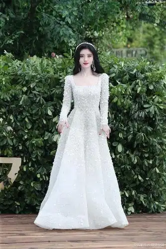 鞠婧祎的服饰呈现不同的气质