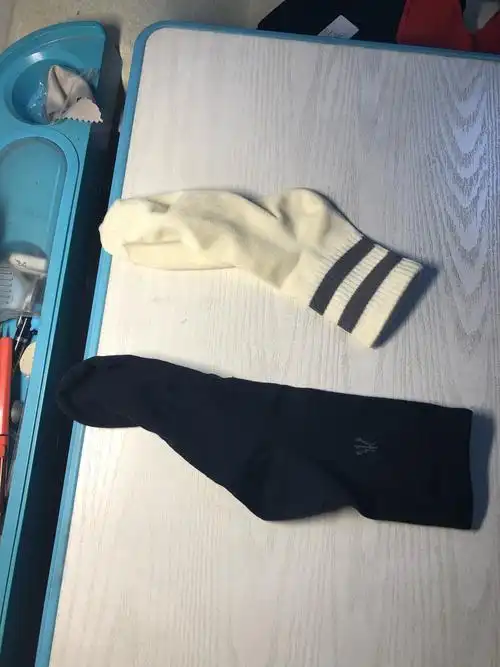 准备材料:黑白色袜子个一只