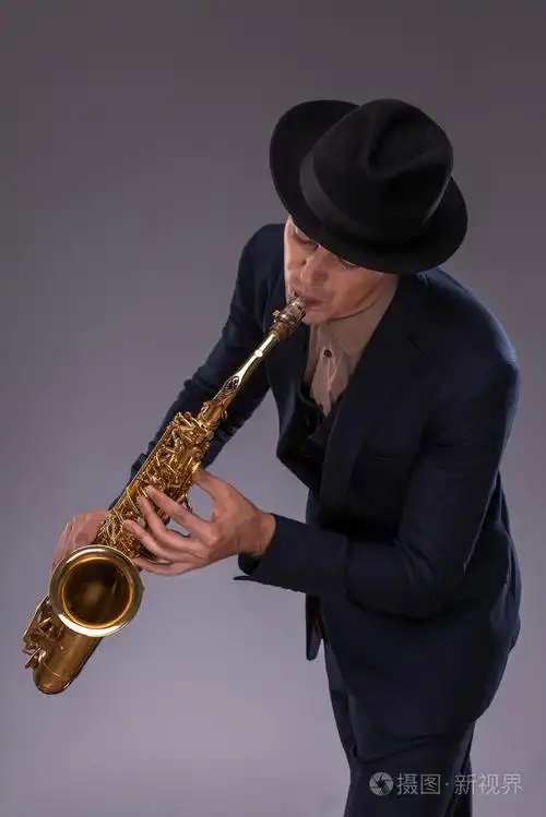 年轻的爵士乐帅哥照片-正版商用图片1h1o5z-摄图新视界