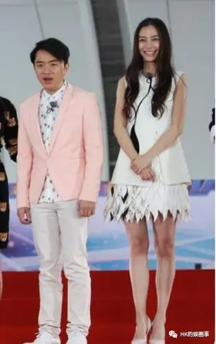 angelababy脱鞋曝真实身高selina吐槽你下楼了