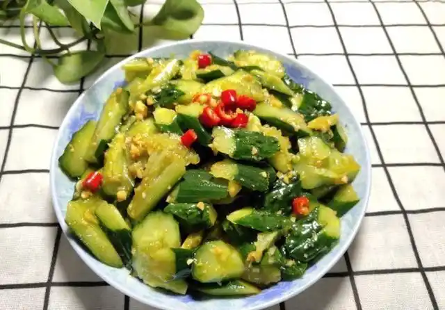 饭店大厨教你,凉拌黄瓜的好吃做法,清脆爽口,开胃又下饭