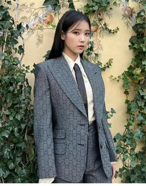 iu,虽然这身西装造型已经是众多韩国女星里比较干净和干练的了,但实在