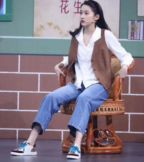 鹿晗女友关晓彤现身节目坐姿被吐槽不顾形象