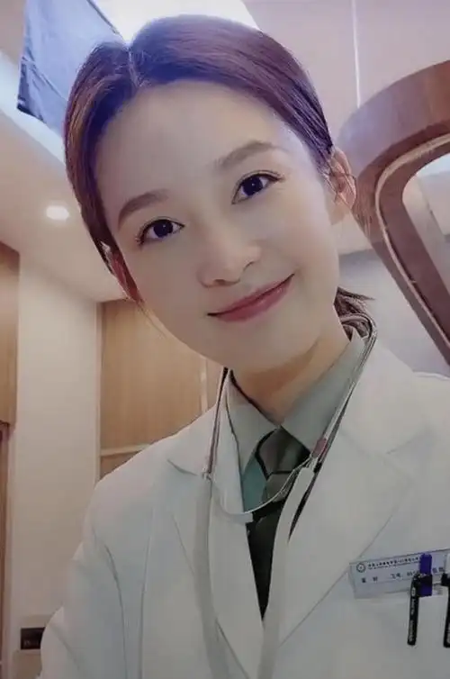 原创李沁转型当医生看到她的介绍很期待