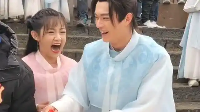 许凯和吴佳怡切蛋糕好可爱!他们这是在哪拍戏啊?