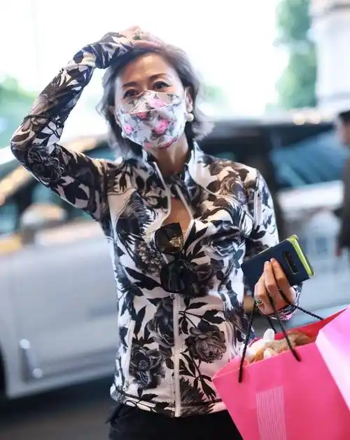 叶倩文62岁满头白发像奶奶,但皮肤紧致身材丰满突出,生图真年轻_衣服