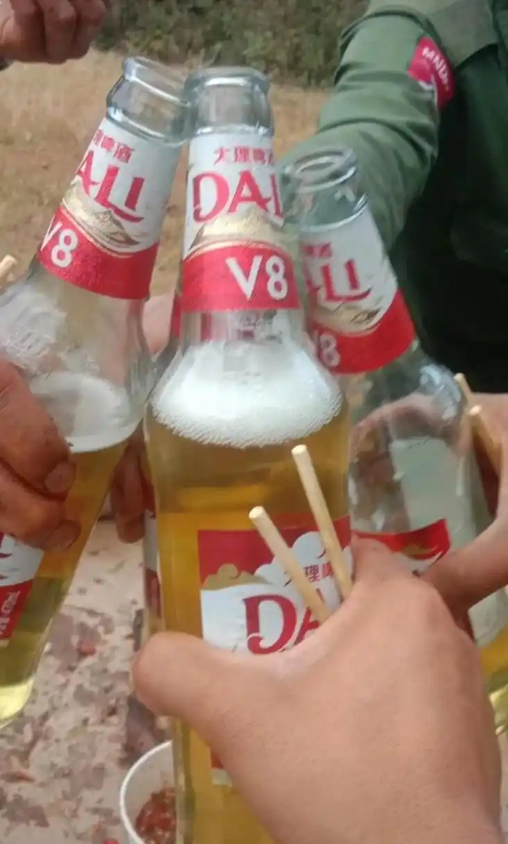 买一箱云南大理啤酒就七八十元人民币,不够一小时吃喝,日子也过得很苦