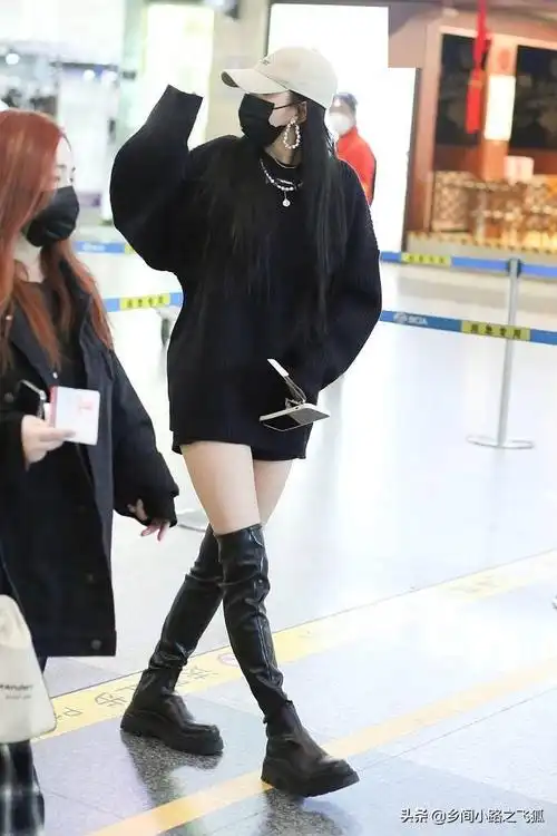 孔雪儿全黑look气场十足 戴大耳环配长靴秀美腿