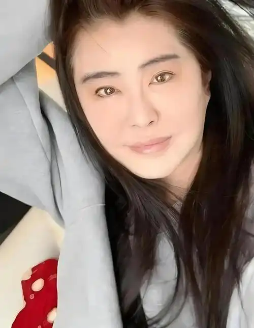 哇哦!今天我们要聊聊那位传奇美女王祖贤!