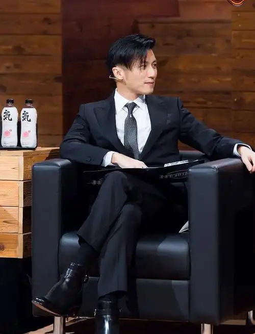 难怪都吃"回头草",谢霆锋挑战"侧剃发型",颜值回归23岁