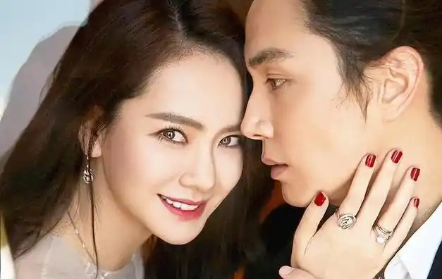 笑死了!果然一个被窝里睡不出两种人,戚薇竟为50亿"抛弃"老公