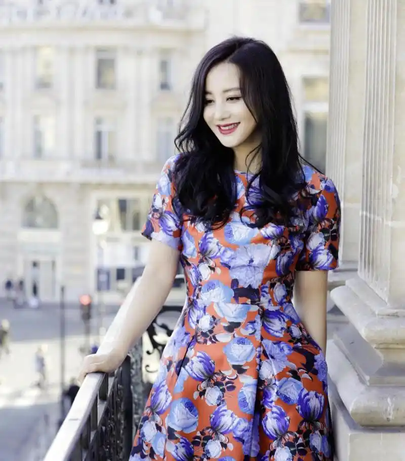原创陶红是个有品位的女人,大波浪卷发搭配印花连衣裙,显得高雅成熟