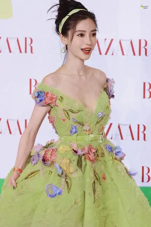 angelababy@whiteswan0228·杨颖#愚人节站姐团建##站姐 团建