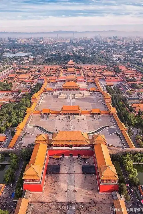 "明三暗五"的午门,中间门洞除皇帝,还有"一女三男"可走一回