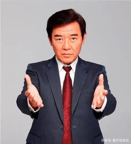 他是知名的中国台湾男演员,在舞台剧,相声,影视等方面都有丰富的表演