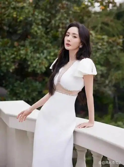 杨幂身材曲线惊艳全场!紧身裙凸显丝滑妖娆,婀娜身姿令人陶醉!