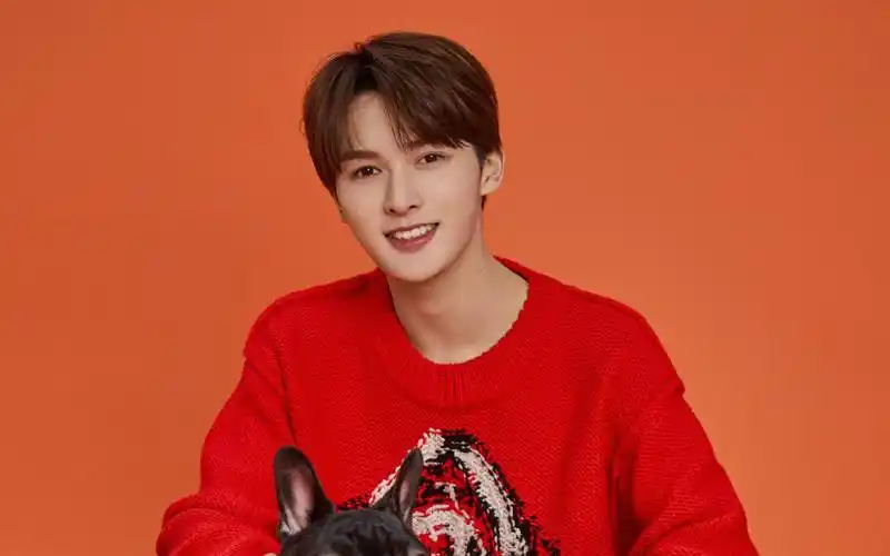 回车桌面>电脑壁纸>明星>大陆明星>朱正廷与宠物的日常照>