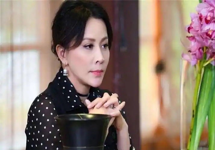 原创刘嘉玲晒2亿豪宅大庭院犹如住在森林里新作品饰演小姑娘却不受