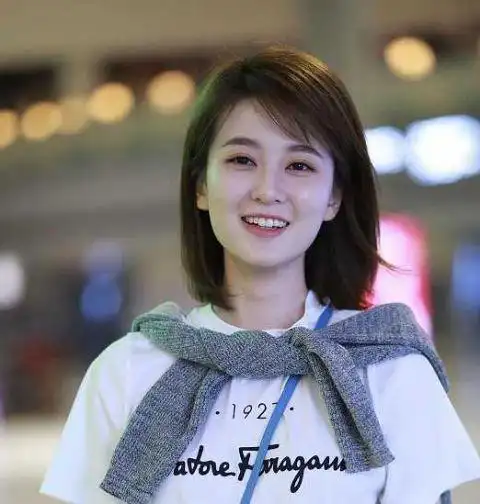 长腿甜心!乔欣穿热裤搭机大秀美腿 对镜比耶俏皮可爱