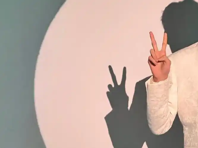 灯光下帅气的龚俊却比着耶7099的手势,比耶也要酷酷的!