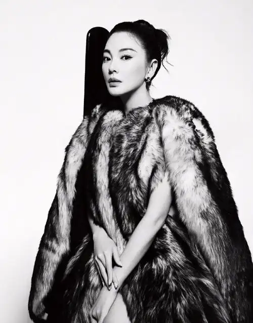 年刊封面##张雨绮腰背线条#镜头里的@张雨绮坐于椅上,光影倒映着侧脸