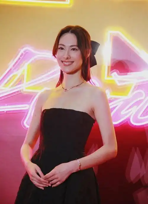 "人间清醒",身价上亿,手握"三张王牌",35岁的她乐到不行!