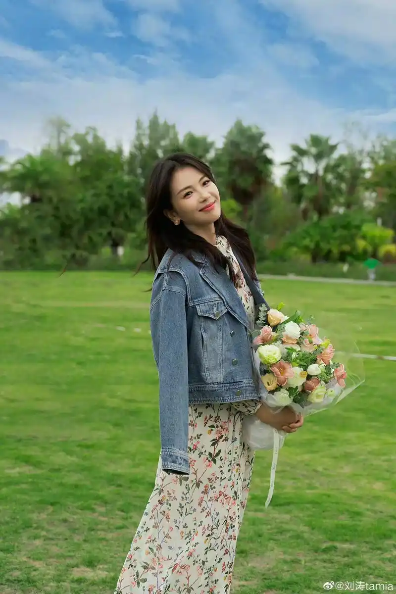 刘涛穿一条碎花连衣裙,搭配牛仔外套,清新甜美又减龄!