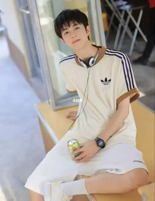 帅到犯规的男高中生碎盖