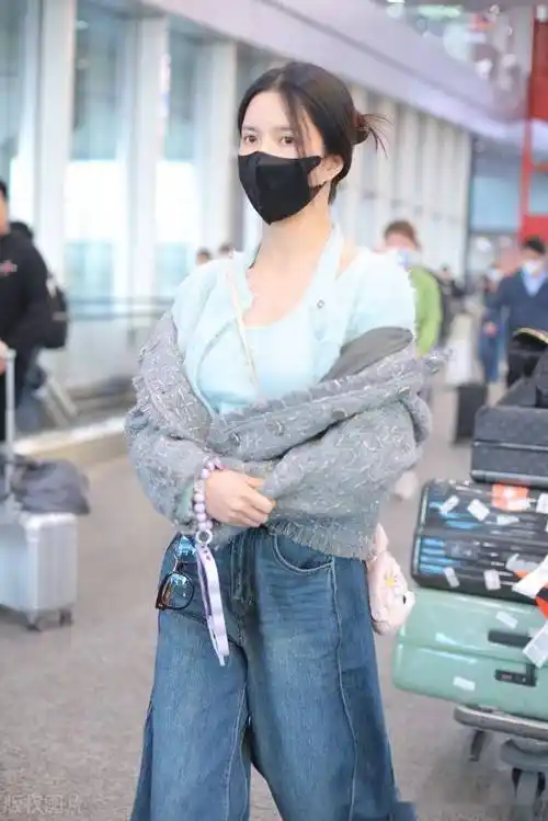 街拍:刘些宁蓝色针织开衫 灰色外套 阔腿牛仔裤简约时尚_北京_机场